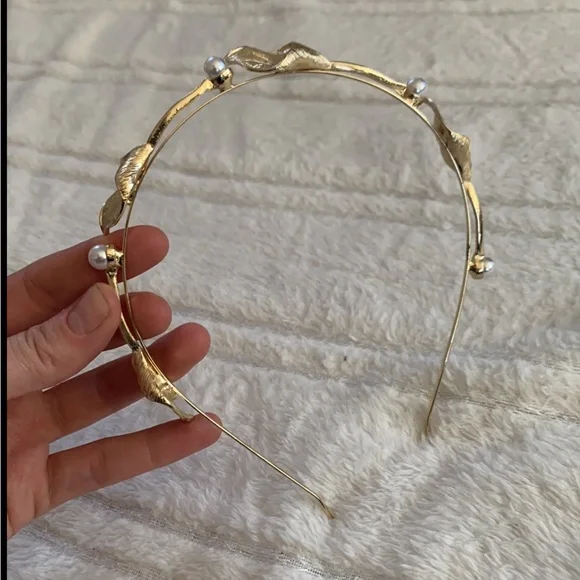 Elegant Gold Floral Headband - Picture 5 of 6